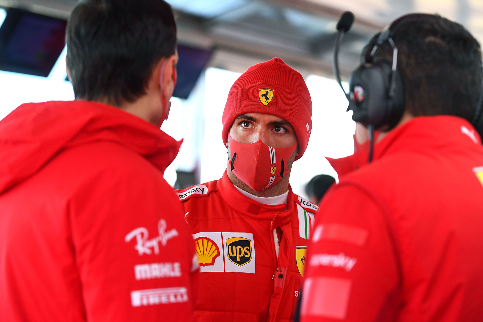 Carlos Sainz podczas rozmowy z członkami Ferrari na Pista di Fiorano, styczeń 2021